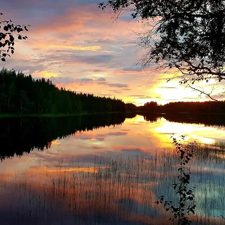 Perinteinen Moekki Jaerven Rannalla Chalet