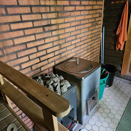 Perinteinen Moekki Jaerven Rannalla Jongunjoki