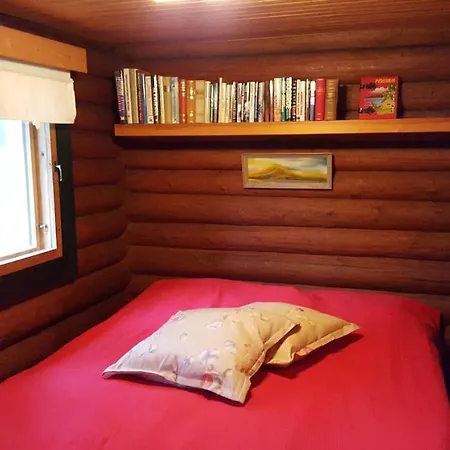 Chalet Perinteinen Moekki Jaerven Rannalla