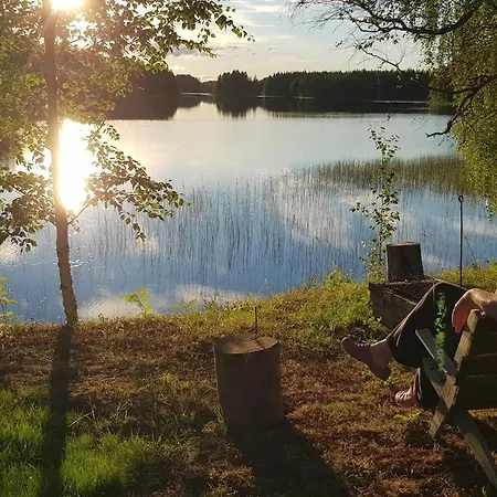 Perinteinen Moekki Jaerven Rannalla Jongunjoki