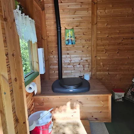 Perinteinen Moekki Jaerven Rannalla Chalet