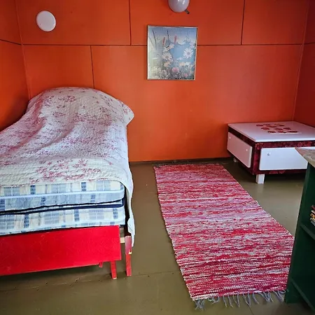 Chalet Perinteinen Moekki Jaerven Rannalla *