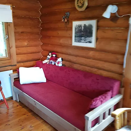 Perinteinen Moekki Jaerven Rannalla Chalet