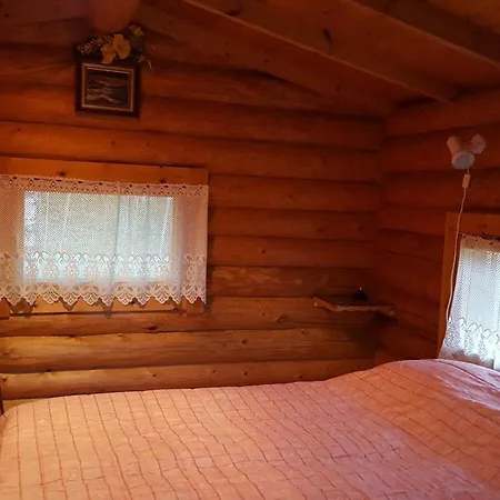 Chalet Perinteinen Moekki Jaerven Rannalla *