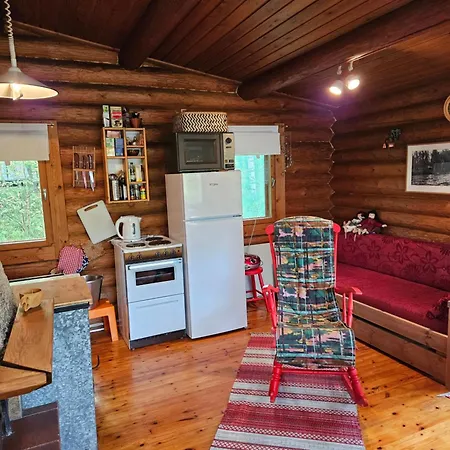 Chalet Perinteinen Moekki Jaerven Rannalla *
