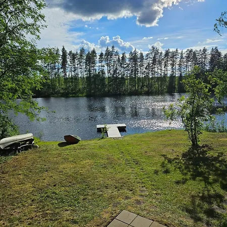 Perinteinen Moekki Jaerven Rannalla